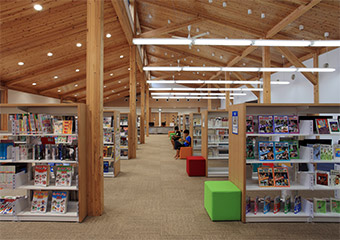 地産地消地場木材を利用した図書館の写真１
