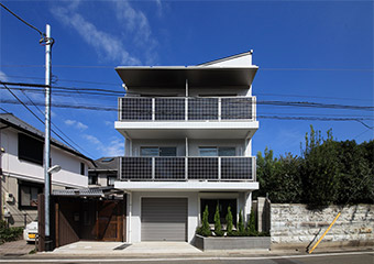 壁面太陽光発電パネル・蓄電池・ＩＨ設備を備えた集合住宅の写真１
