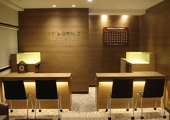 老舗時計修理専門会社の支店店舗デザインの写真