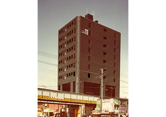 露天商２４店舗をまとめた商業＋集合住宅複合ビル 写真